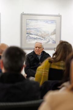 Avtor pred svojo sliko zimske krajine